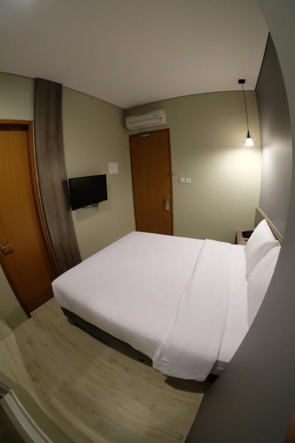 U Stay Hotel Tebet Джакарта Экстерьер фото