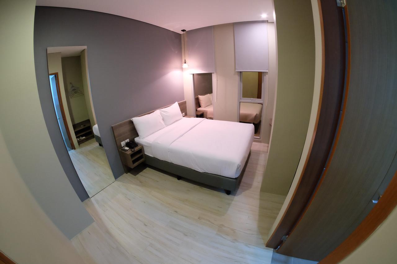 U Stay Hotel Tebet Джакарта Экстерьер фото