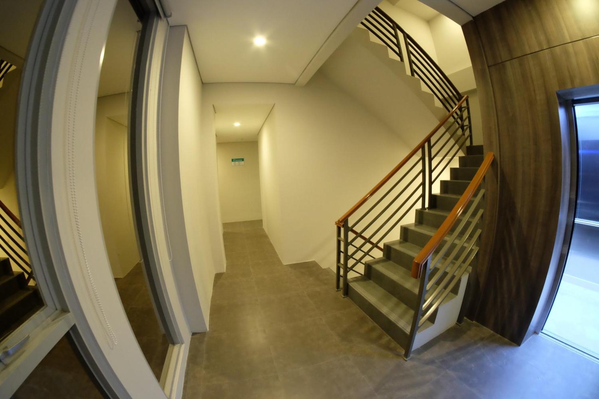 U Stay Hotel Tebet Джакарта Экстерьер фото